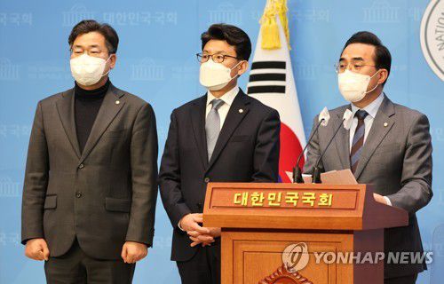 민주 원내수석에 개혁친문 진성준·이재명 캠프 출신 박찬대더불어민주당 박홍근 신임 원내대표(오른쪽 첫번째)가 지난 3월 25일 국회 소통관에서 신임 원내운영수석부대표에 재선 진성준(서울 강서을. 가운데), 원내정책수석부대표에 박찬대(인천 연수갑.왼쪽 첫번째) 의원의 선임 결과를 발표하고 있다. [연합뉴스 자료사진]