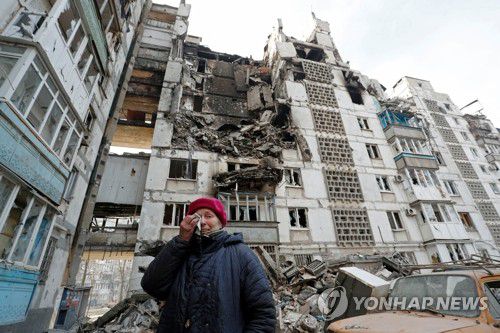 무참히 파괴된 '보금자리'…눈물 훔치는 우크라 할머니(마리우폴 로이터=연합뉴스) 러시아군 포격으로 무참히 파괴된 우크라이나 남부 항구도시 마리우폴의 한 아파트 앞에서 27일(현지시간) 발렌티나 데무라(70) 할머니가 눈물을 훔치고 있다. 2022.3.28 sungok@yna.co.kr