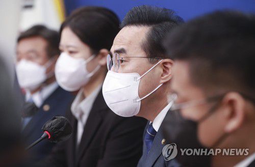 발언하는 박홍근 원내대표(서울=연합뉴스) 하사헌 기자 = 더불어민주당 박홍근 원내대표(오른쪽두번째)가 28일 오전 서울 여의도 국회에서 열린 비상대책위원회의에서 발언하고 있다. 2022.3.28 [국회사진기자단] toadboy@yna.co.kr