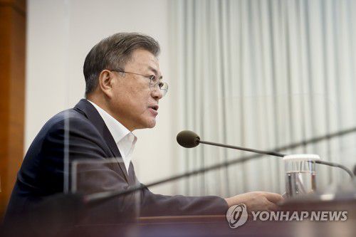 수석보좌관 회의  주재하는 문재인 대통령(서울=연합뉴스)  문재인 대통령이 28일 오후 청와대 여민관에서 열린 수석보좌관 회의에서 발언하고 있다. 2022.3.28 [청와대 제공. 재판매 및 DB금지] jeong@yna.co.kr