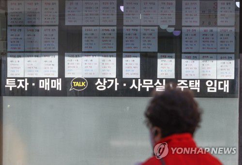인수위 "임대차 3법, 시장에 상당한 혼선…폐지·축소 등 검토"(서울=연합뉴스) 류효림 기자 = 대통령직인수위원회는 28일 이른바 '임대차 3법'이 시장에 상당한 혼선을 주고 있다며 폐지·축소 등을 검토 중이라고 밝혔다. 원일희 수석 부대변인은 이날 오후 통의동 인수위 사무실 정례 브리핑에서 "경제2분과의 국토교통부 업무보고에서 임대차법 개선 검토가 다양하게 이뤄졌다"며 "임대차 3법 폐지부터 대상 축소까지 다양한 의견이 제시된 상태"라고 말했다. 사진은 이날 서울 시내 한 부동산 중개업소 모습. 2022.3.28 ryousanta@yna.co.kr