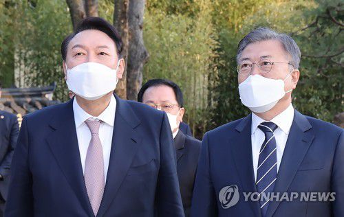 대화하는 문재인 대통령과 윤석열 대통령 당선인(서울=연합뉴스) 안정원 기자 = 문재인 대통령과 윤석열 대통령 당선인이 28일 오후 청와대 상춘재에서 만찬 회동에 앞서 대화하고 있다. 2022.3.28 jeong@yna.co.kr