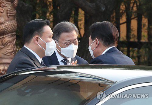 윤석열 대통령 당선인 영접하는 문재인 대통령(서울=연합뉴스) 안정원 기자 = 문재인 대통령이 28일 오후 청와대 상춘재에서 열린 만찬 회동에 참석하기 도착한 윤석열 대통령 당선인을 영접하고 있다. 2022.3.28 jeong@yna.co.kr