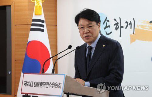 만찬 회동 브리핑하는 장제원 비서실장(서울=연합뉴스) 류영석 기자 = 장제원 당선인 비서실장이 28일 오후 서울 통의동 인수위 공동기자회견장에서 문재인 대통령과 윤석열 대통령 당선인 만찬 회동 결과를 브리핑하고 있다. 2022.3.28 ondol@yna.co.kr