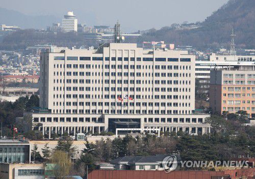 대통령 집무실 국방부 이전 두고 청와대와 인수위 갈등(서울=연합뉴스) 류영석 기자 = 윤석열 대통령 당선인이 대통령 집무실을 국방부 청사로 이전을 추진 중인 가운데 22일 서울 용산 국방부 청사의 모습.  2022.3.22 ondol@yna.co.kr
