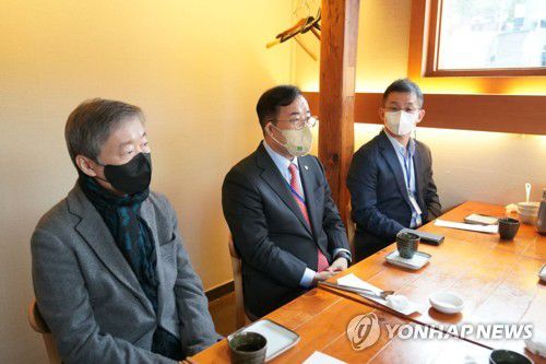 안철수 인수위원장과 업무회의하는 과학기술교육분과 인수위원들(서울=연합뉴스) 박성중 간사 등 대통령직인수위원회 과학기술교육분과 인수위원들이 23일 안철수 인수위원장과 오찬 겸 업무회의를 하고 있다. 오른쪽부터 남기태 인수위원, 박성중 간사, 김창경 인수위원. 2022.3.23 [인수위 제공. 재판매 및 DB 금지] toadboy@yna.co.kr