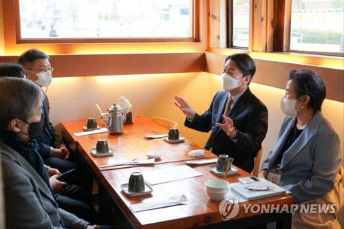 과학기술교육분과 인수위원들과 업무회의하는 안철수 인수위원장(서울=연합뉴스) 안철수 대통령직인수위원장이 23일 박성중 간사 등 과학기술교육분과 인수위원들과 오찬 겸 업무회의를 하고 있다. 오른쪽부터 신용현 대변인, 안철수 인수위원장, 남기태 인수위원, 박성중 간사, 김창경 인수위원. 2022.3.23 [인수위 제공. 재판매 및 DB 금지] toadboy@yna.co.kr