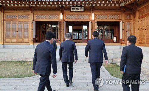 만찬 회동 나선  문재인 대통령과 윤석열 대통령 당선인(서울=연합뉴스) 안정원 기자 = 문재인 대통령이  28일 오후  청와대 상춘재에서 윤석열 대통령 당선인과 대화한 뒤 함께 만찬장으로 향하고 있다.  2022.3.28 jeong@yna.co.kr