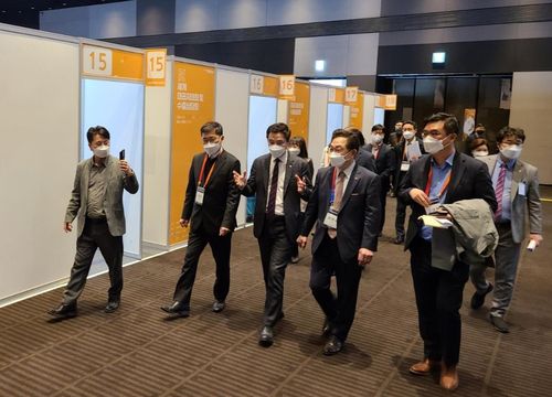 수출상담회장 둘러보는 서철모 화성시장과 장영식 월드옥타 회장세계한인무역협회 주최로 30일 경기도 화성시 신텍스에서 열린 수출상담회장을 둘러보는 서철모 화성시장(앞쪽 우측에서 세 번째)과 장영식 세계한인무역협회 회장(우측에서 두 번째). [강성철 기자 촬영]