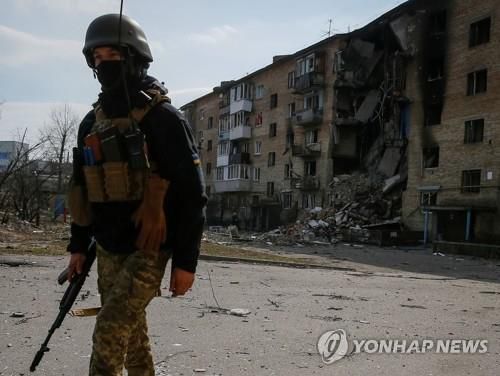 키이우 외곽 전선의 우크라이나 군 병사 [로이터 연합뉴스 자료사진. 재판매 및 DB 금지]