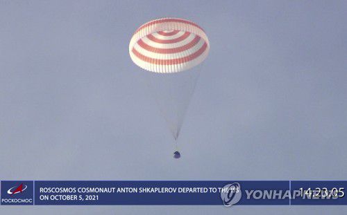 카자흐스탄에 착륙하기 위해 낙하산을 펼친 러시아 우주 캡슐(제즈카즈간[카자흐스탄] AP=연합뉴스) 30일(현지시간) 러시아 우주비행사 안톤 슈카플레로프와 표트르 두브로프, 미국 우주비행사 마크 반데 하이를 태운 러시아 소유스 우주 캡슐이 카자흐스탄 제스카즈간 마을로 내려오기 위해 낙하산을 펼치고 있다. 2022.3.30. photo@yna.co.kr [러시아연방우주청 비디오 화면 캡처. 재판매 및 DB 금지]
