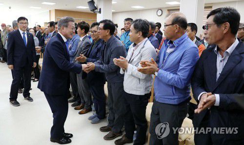 문재인 대통령이 2018년 10월 11일 제주특별자치도 서귀포 강정마을 커뮤니티센터에서 열린 '강정마을 주민과의 간담회'에 입장하며 주민들과 인사하고 있다. [연합뉴스 자료사진]