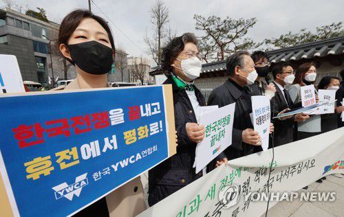 '평화로운 한반도를 위해'(서울=연합뉴스) 서명곤 기자 = 30일 오전 서울 통의동 대통령직인수위원회 앞에서 한반도종전평화캠페인이 연 기자회견에서 참가자들이 윤석열 당선인과 새 정부에 대한 평화로운 한반도를 위한 제안을 발표하고 있다. 2022.3.30 seephoto@yna.co.kr
