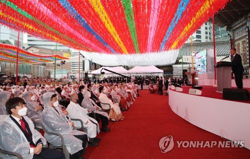 조계종 종정 추대 법회에서 축사하는 문재인 대통령(서울=연합뉴스) 안정원 기자 = 문재인 대통령이 30일 서울 종로구 조계사에서 열린 대한불교조계종 제15대 종정 중봉 성파 대종사 추대법회에서 축사를 하고 있다. 2022.3.30 jeong@yna.co.kr