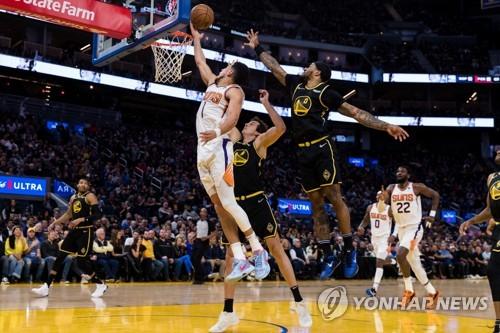 골든스테이트와의 경기에서 슛하는 피닉스의 데빈 부커(1번)[John Hefti-USA TODAY Sports=연합뉴스]