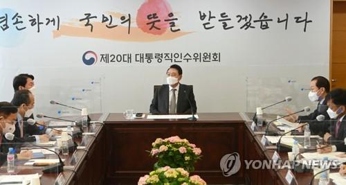 업무보고 회의 주재하는 윤석열 당선인(서울=연합뉴스) 윤석열 대통령 당선인이 31일 오전 서울 종로구 통의동 대통령직인수위원회에서 열린 경제1분과 업무보고 회의를 주재하고 있다. 2022.3.31 [인수위사진기자단] photo@yna.co.kr