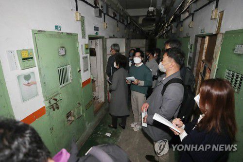 5·18 당시 시민들 가둔 옛 광주교도소(광주=연합뉴스) 천정인 기자 = 31일 오전 5·18 사적지인 광주 북구 옛 광주교도소에서 5·18 정책연구 특별팀(TF) 위원들이 현장 방문을 하고 있다. 이들은 이날 옛 광주교도소 일원에서 옛 광주교도소를 민주인권기념파크로 조성하는 사업이 새정부 국정과제에 반영될 수 있도록 전략회의를 열었다. 2022.3.31 iny@yna.co.kr