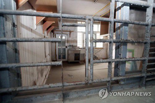 옛 광주교도소 혼거실(광주=연합뉴스) 천정인 기자 = 31일 오전 5·18 사적지인 광주 북구 옛 광주교도소 일원에서 5·18 정책연구 특별팀(TF) 위원들이 이곳을 민주인권기념파크로 국가사업화 하기 위한 전략회의를 열었다. 사진은 옛 광주교도소 내부의 모습. 2022.3.31 iny@yna.co.kr