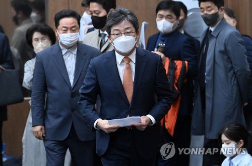 경기도지사 출마선언 기자회견장 들어서는 유승민 전 의원(서울=연합뉴스) 하사헌 기자 = 유승민 전 의원이 31일 서울 여의도 국회 소통관에서 경기도지사 출마 선언을 하기 위해 기자회견장에 들어서고 있다. 2022.3.31 [국회사진기자단] toadboy@yna.co.kr