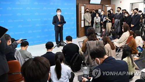 취재진 질문에 답하는 유승민 전 의원(서울=연합뉴스) 하사헌 기자 = 유승민 전 의원이 31일 서울 여의도 국회 소통관에서 경기도지사 출마 선언을 한 뒤 취재진의 질문에 답하고 있다. 2022.3.31 [국회사진기자단] toadboy@yna.co.kr