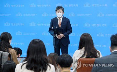 취재진 질문에 답하는 유승민 전 의원(서울=연합뉴스) 하사헌 기자 = 유승민 전 의원이 31일 서울 여의도 국회 소통관에서 경기도지사 출마 선언을 한 뒤 취재진의 질문에 답하고 있다. 2022.3.31 [국회사진기자단] toadboy@yna.co.kr