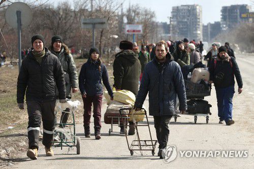 대피 준비하는 마리우폴 주민들[타스 연합뉴스 자료사진. 재판매 및 DB 금지]