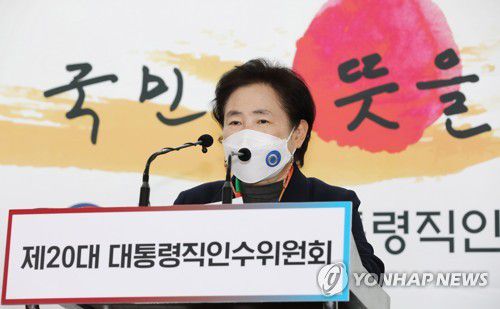 정례브리핑하는 신용현 인수위 대변인(서울=연합뉴스) 이지은 기자 = 신용현 대통령직인수위원회 대변인이 1일 오후 서울 종로구 삼청동 인수위 브리핑룸에서 정례브리핑을 하고 있다. 2022.4.1 [공동취재] jieunlee@yna.co.kr