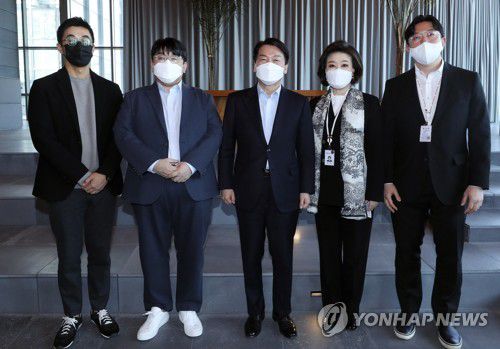 하이브 찾아 기념촬영하는 안철수 위원장(서울=연합뉴스) 한종찬 기자 = 안철수 인수위원장이 2일 서울 용산구 하이브 본사를 찾아 간담회를 마친 뒤 하이브 방시혁 하이브 의장, 박지원 대표이사와 기념촬영하고 있다. 왼쪽부터 하이브 박 대표이사, 방 의장, 안 인수위원장, 백현주 사회복지문화분과 전문위원, 김동원 사회복지문화분과 전문위원. 2022.4.2 [공동취재] photo@yna.co.kr