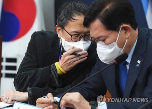 '윤석열일가 부정부패 국민검증특위'에서 귀엣말 나누는 박주민과 송영길지난 2021년 11월 19일 오전 서울 여의도 국회에서 열린 더불어민주당 '윤석열일가 부정부패 국민검증특위' 1차 회의에서 박주민 특위 공동위원장과 송영길 상임선거대책위원장이 귀엣말을 나누고 있다. [연합뉴스 자료사진]