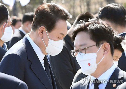 윤석열 당선인과 박범계 장관(서울=연합뉴스) 윤석열 대통령 당선인이 3일 제주 4·3평화공원에서 열린 제74주년 4·3희생자 추념식에 참석한 가운데 박범계 법무부 장관이 행사장에 입장하고 있다. 2022.4.3 [인수위사진기자단] photo@yna.co.kr