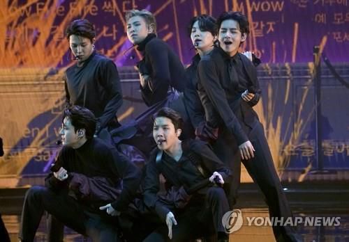 제64회 그래미 어워즈서 '버터' 열창하는 방탄소년단(라스베이거스 AP=연합뉴스) 그룹 방탄소년단이 4일(한국시간) 오전 미국 라스베이거스에서 열린 제64회 그래미 어워즈에서 히트곡 '버터'를 열창하고 있다. 2022.4.4
