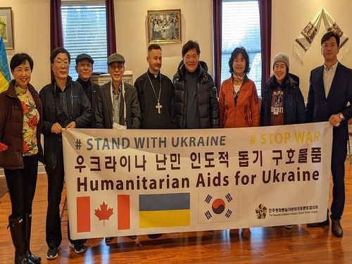 민주평통 자문위원들이 성당을 찾아 구호 물품을 기증하고 기념 촬영한 장면 [민주평통 토론토협의회 제공]