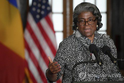 루마니아를 방문한 유엔 주재 미국 대사.(부쿠레슈티 AP=연합뉴스) 루마니아의 우크라이나 난민 수용 실태를 파악하기 위해 린다 토마스-그린필드 유엔 주재 미국 대사가 부쿠레슈티에서 기자회견을 하고 있다. 2022.4.4. photo@yna.co.kr