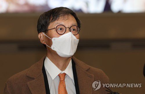 취재진 질문받는 이창용 후보자(영종도=연합뉴스) 박동주 기자 = 이창용 한국은행 총재 후보자가 30일 인천국제공항을 통해 귀국해 취재진의 질문을 받고 있다. 2022.3.30 pdj6635@yna.co.kr