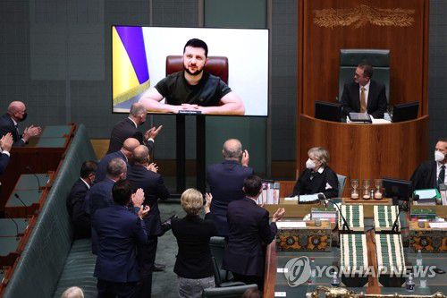 호주 의회서 화상 연설하는 우크라 대통령(캔버라 AFP=연합뉴스) 볼로디미르 젤렌스키(화면) 우크라이나 대통령이 31일(현지시간) 호주 수도 캔버라의 의사당을 화상으로 연결해 의원들을 상대로 연설하고 있다. 젤렌스키 대통령은 자국을 침공한 러시아에 대해 국제사회가 더 엄격한 제재를 시행해줄 것을 촉구했다. 2022.3.31 sungok@yna.co.kr