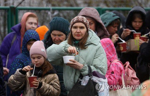 길거리서 허기 달래는 우크라 난민들[로이터=연합뉴스 자료사진]