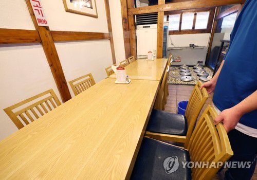 단체석 의자 조정지난 4월 3일 서울 중구의 한 식당에서 직원이 단체석 의자 개수를 조정하고 있다. [연합뉴스 자료사진]