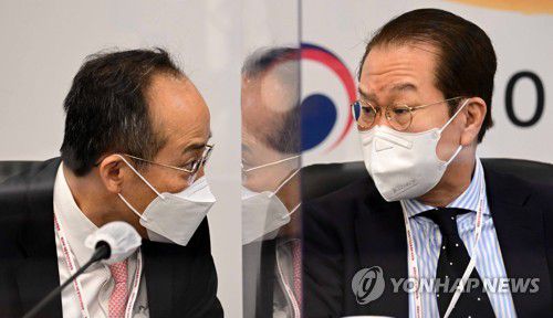 대화하는 권영세 인수위 부위원장(서울=연합뉴스) 권영세 대통령직 인수위원회 부위원장(오른쪽)과 추경호 기획조정분과 간사가 4일 오전 서울 종로구 삼청동 제20대 대통령직 인수위원회에서 열린 제4차 전체회의에서 대화하고 있다. 2022.4.4 [인수위 사진기자단] jeong@yna.co.kr