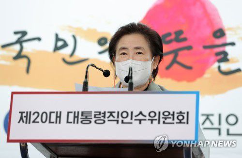 정례브리핑하는 신용현 인수위 대변인(서울=연합뉴스) 신용현 대통령직인수위원회 대변인이 4일 오후 서울 종로구 통의동 제20대 대통령직인수위원회에서 정례브리핑을하고 있다. 2022.4.4 [인수위 사진기자단] jeong@yna.co.kr