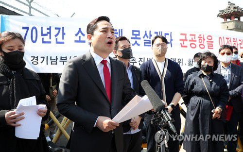 경기도지사 출마 선언하는 강용석 변호사(수원=연합뉴스) 권준우 기자 = 유튜브 채널 가로세로연구소 출연진인 강용석 변호사가 4일 오후 경기 수원시 세류역에서 기자회견을 열고 경기도지사 선거 출마를 선언하고 있다. 2022.4.4 stop@yna.co.kr