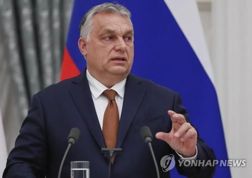 공동 기자회견 하는 푸틴과 오르반 헝가리 총리[EPA 연합뉴스 자료사진. 재판매 및 DB 금지]