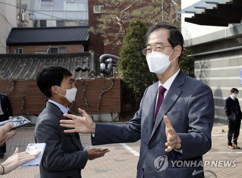 기자들 질문에 답하는 한덕수 국무총리 후보자(서울=연합뉴스) 한덕수 국무총리 후보자가 5일 오전 서울 종로구통의동 금융감독원 연수원에 마련된 제20대 대통령직인수위원회를 나서면서 기자들의 질문에 답하고 있다. 2022.4.5 [인수위 사진기자단] jeong@yna.co.kr