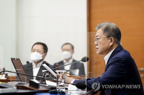 국무회의 발언하는 문재인 대통령(서울=연합뉴스) 문재인 대통령이 5일 오전 청와대 여민관에서 열린 국무회의에서 발언을 하고 있다. 2022.4.5  [청와대 제공, 재판매 및 DB 금지] seephoto@yna.co.kr