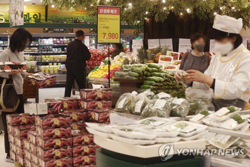 10년 3개월 만에 4%대 넘어선 소비자물가(서울=연합뉴스) 진연수 기자 = 3월 소비자물가 상승률이 약 10년 만에 4%대로 치솟았다. 우크라이나 사태로 국제유가와 원자재 가격이 상승하면서 지난해부터 시작된 물가 오름세가 한층 더 가팔라졌다. 통계청이 5일 발표한 3월 소비자물가 동향에 따르면 지난달 소비자물가지수는 106.06(2020=100)으로 작년 같은 달보다 4.1% 상승했다. 물가가 4%대 상승률을 보인 것은 2011년 12월(4.2%) 이후 10년 3개월 만이다. 공업제품과 개인서비스가 전체 물가 상승률 4.1% 중 3.74% 포인트를 차지한 것이다. 지난달 물가 상승률 중 농축수산물은 0.4% 올랐고 수입소고기(27.7%), 돼지고기(9.4%)와 빵(9.0%) 등 가공식품도 6.4% 올랐다. 사진은 이날 서울 시내 한 대형마트에서 장을 보는 시민들. 2022.4.5 jin90@yna.co.kr