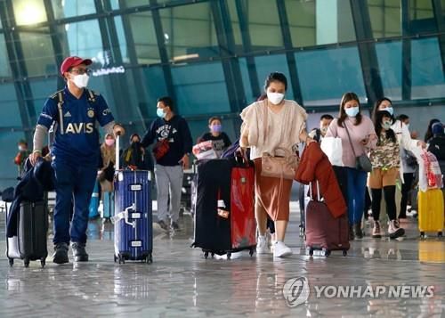 자카르타 외곽 수카르노-하타공항 입국자들[로이터=연합뉴스]