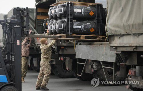 2022년 2월 11일 우크라이나 키이우 외곽 보리스필 공항에서 우크라이나군 병사들이 미국이 제공한 재블린 대전차 미사일 등 군사원조 물자를 하역하고 있다. [AP 연합뉴스자료사진, 재판매 및 DB 금지]