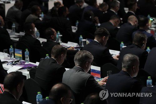 지난달 31일(현지시간) 카타르 도화에서 열린 FIFA 총회에 참석한 러시아 대표단[AP 연합뉴스 자료사진. 재판매 및 DB[012030]금지]