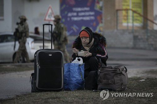 길거리서 쪼그려 앉아 끼니 때우는 우크라 난민지난달 20일(현지시간) 우크라이나 수도 키이우(키예프) 북쪽 도시 브로바리 길가에서 러시아군 침공을 피해 피란길에 오른 한 여성이 쪼그리고 앉아 끼니를 때우고 있다. [AP 연합뉴스 자료사진. 재배포 및 DB 금지]