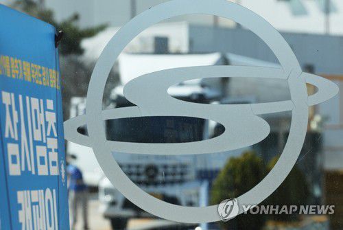 인수 무산된 쌍용차의 운명은(평택=연합뉴스) 홍기원 기자 = 에디슨모터스의 쌍용차 인수가 무산된 28일 오후 경기도 평택시 쌍용자동차 평택공장 정문 모습.      쌍용차는 28일 공시를 통해 "당사는 서울회생법원의 허가를 받아 에디슨모터스 컨소시엄과 인수합병 투자계약을 체결했으나, 에디슨모터스 컨소시엄이 관계인집회 기일로부터 5영업일 전까지 예치해야 할 인수대금을 예치하지 않아 투자계약이 자동해제됐다"고 밝혔다. 2022.3.28 xanadu@yna.co.kr