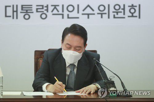 메모하는 윤석열 대통령 당선인(서울=연합뉴스) 윤석열 대통령 당선인이 5일 오전 서울 종로구 통의동 제20대 대통령직인수위원회에서 열린 간사단회의에서 참석자들의 발언을 메모하고 있다. 2022.4.5 [인수위 사진기자단] jeong@yna.co.kr